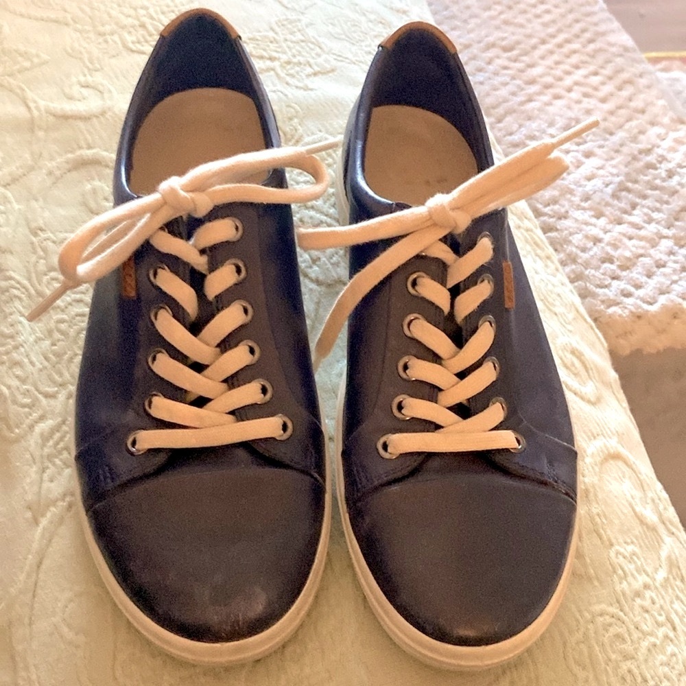 Navy Blue ECCO Leather sneakers. Size39EU/8US. Slight scuff on upper right shoe